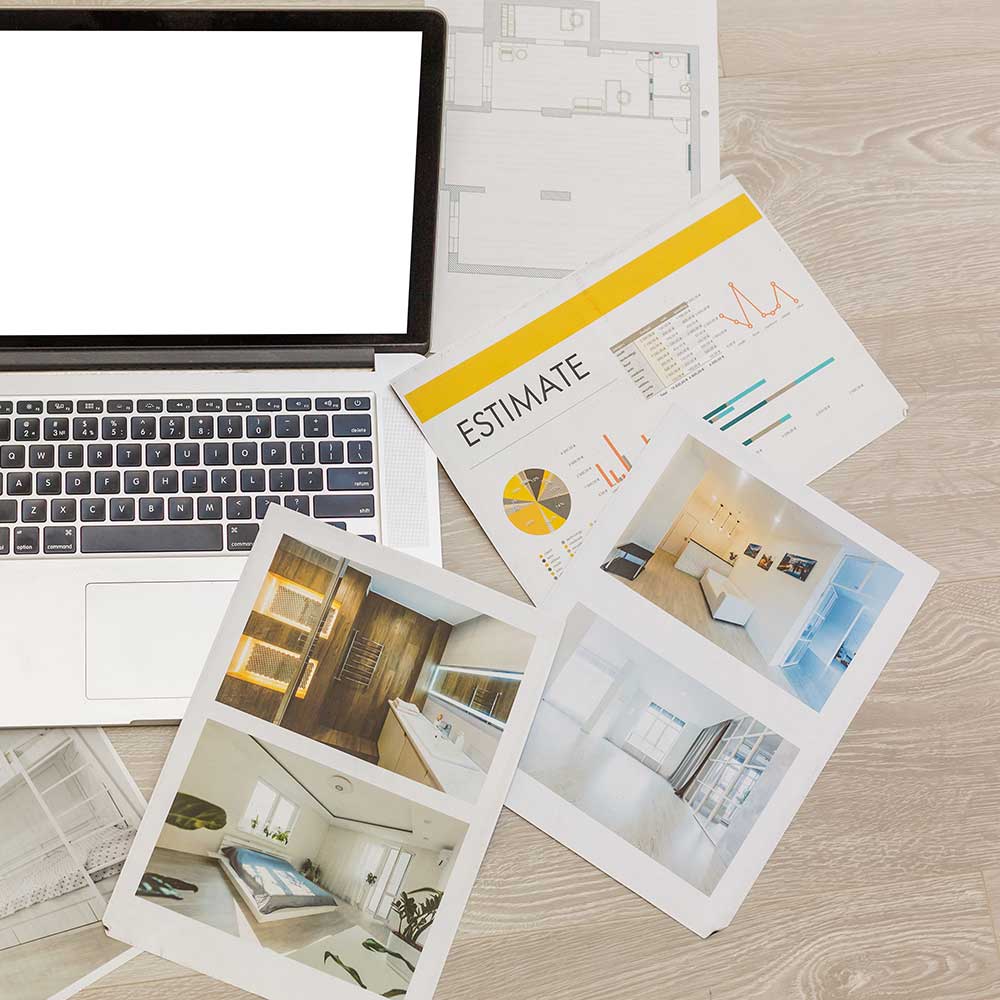 아파트 인테리어 견적 확인을 위해 검색하는 모습